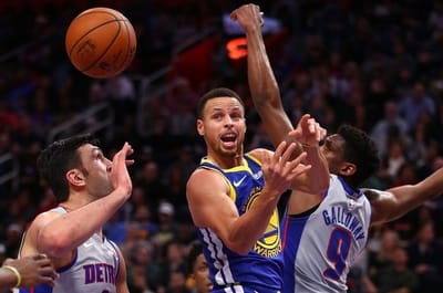 เคอร์รี่ ช่วยไม่ไหว สะพานทอง บุกพ่าย ดีทรอยต์ พิสตันส์ 111-102