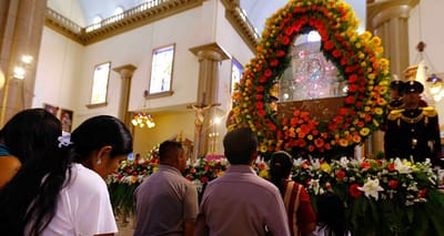 Basílica de Suyapa abastecida de feligreses celebrandole a la Patrona de Honduras