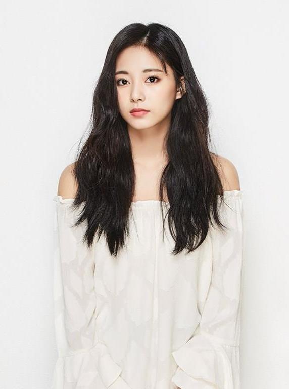 Chou Tzuyu (周子瑜)
