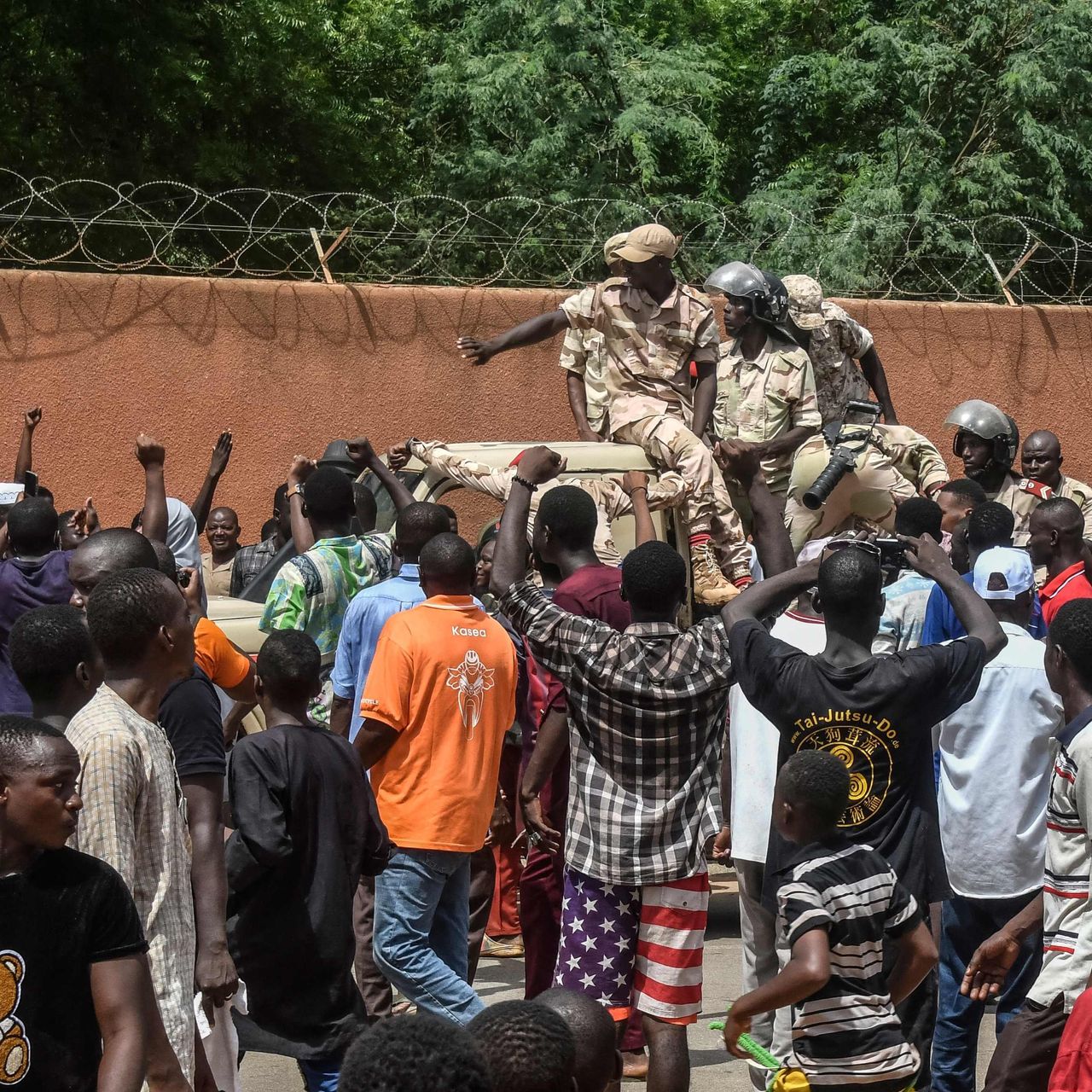 West African Leaders Threaten Force Against Niger Plotters