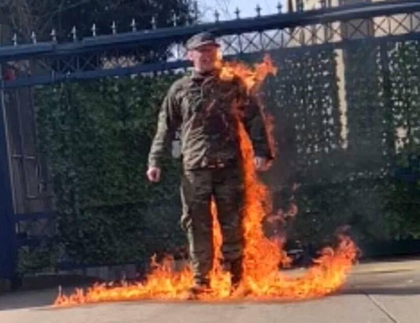 ACTIVE-DUTY AIRMAN PESSIMISTICALLY SET HIMSELF ON FIRE OUTSIDE ISRAELI  EMBASSY IN WASHINGTON:POLICE SAY