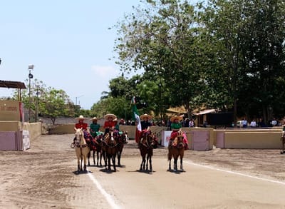 Charra de Tecomán A en la delantera de su Estatal