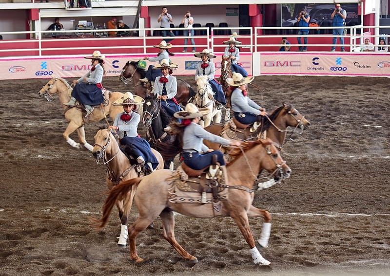 La escaramuza Charra de Xicuco  encabeza la rama femenil