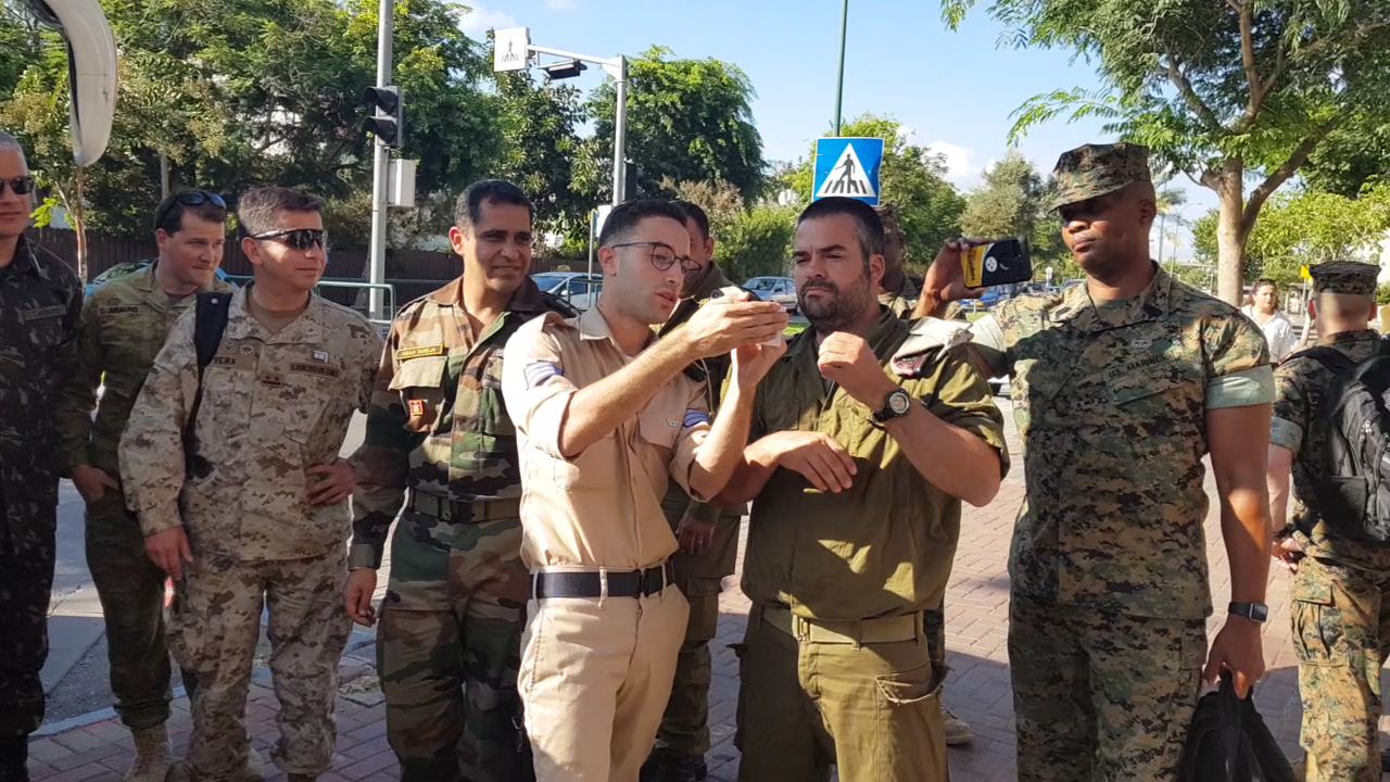 מופע רחוב לקצינים בצבאות הודו, אמריקה וצה"ל .