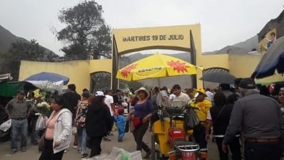 FIESTA EN LOS CEMENTERIOS