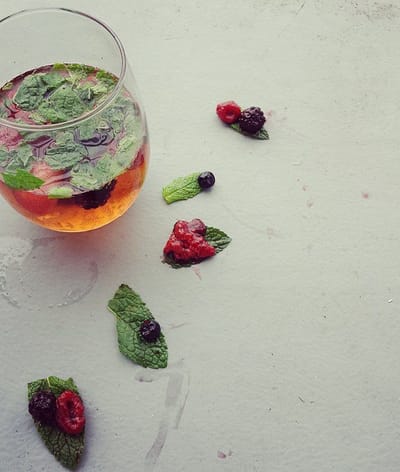 Sangria blanche aux petits fruits et menthe