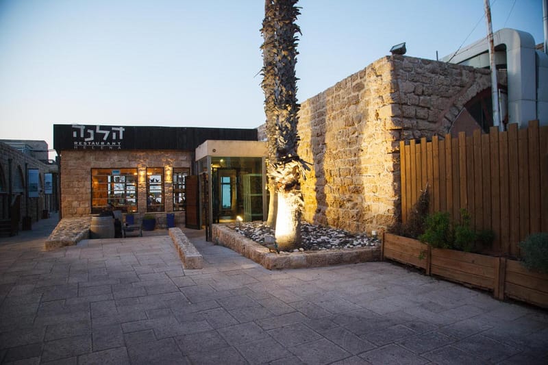 המסעדה ממוקמת בנמל קיסריה 2 ק״מ מדירת הנופש