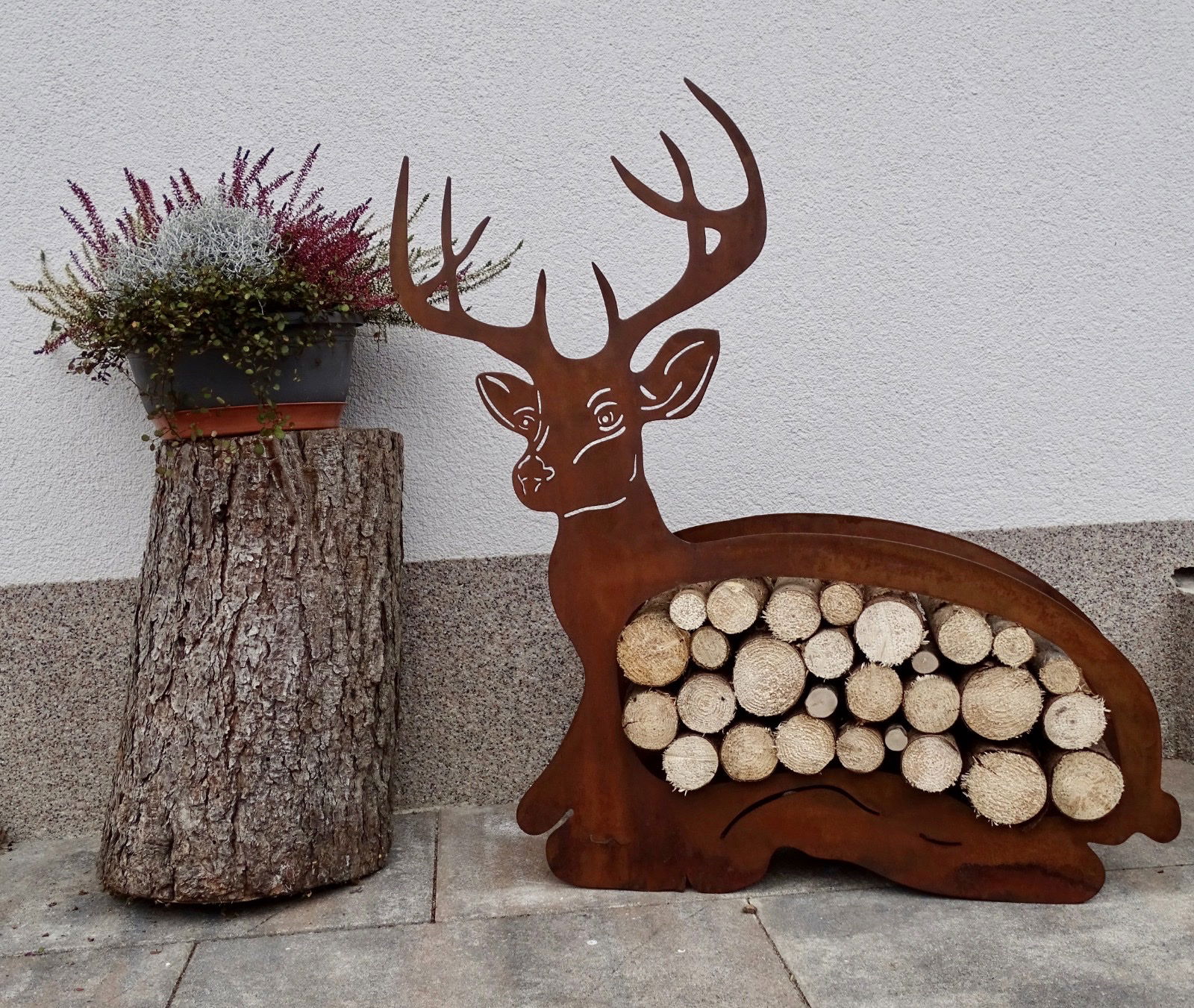 Hirsch mit Holz