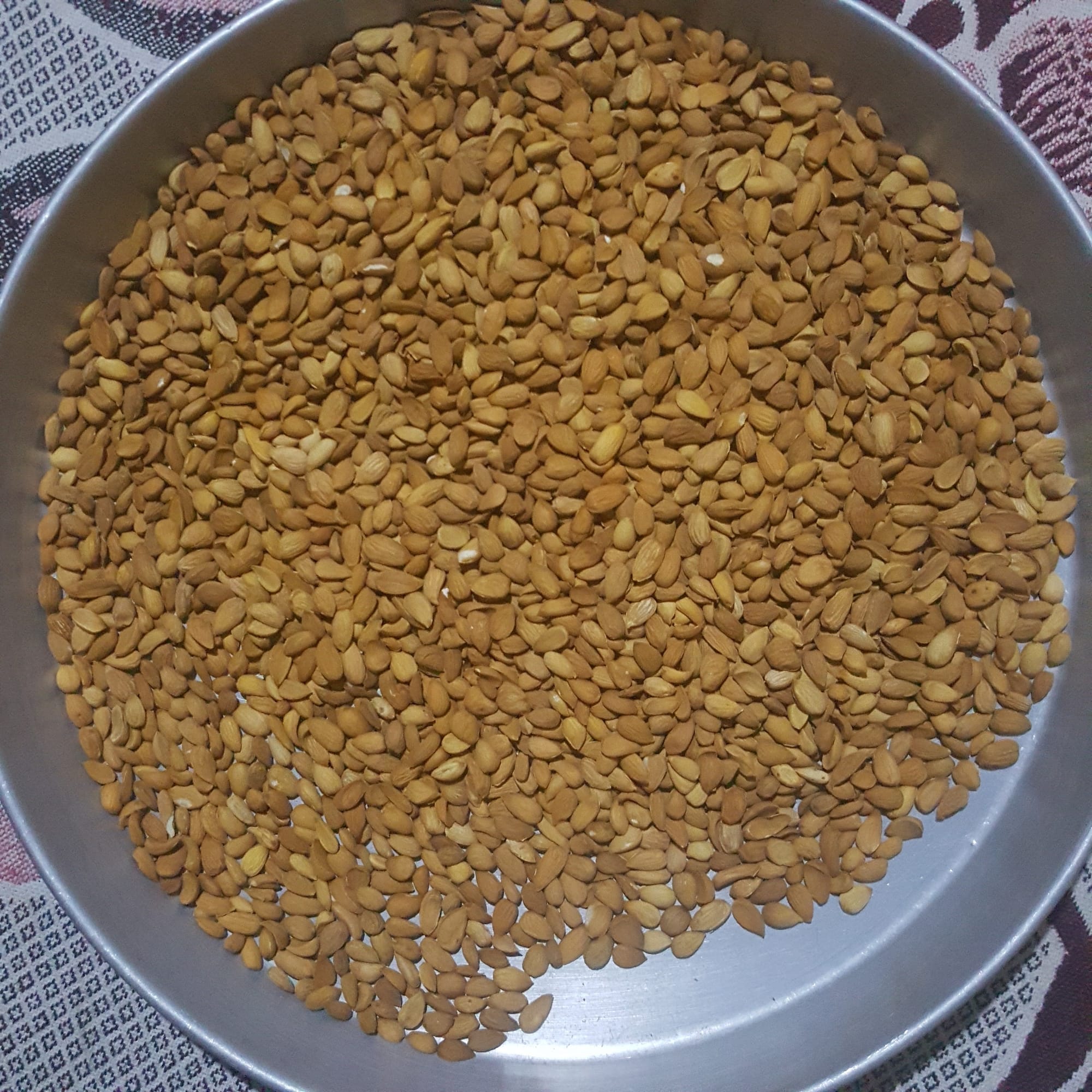 صورة اللوز اليمني على وعاء التصفية اليدوية