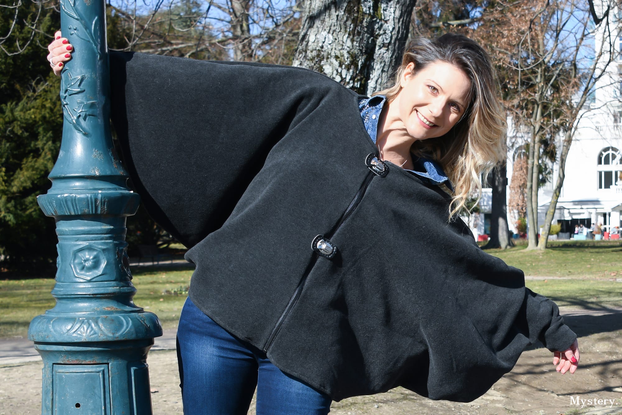 Marraine de Louvéa portant une cape hiver