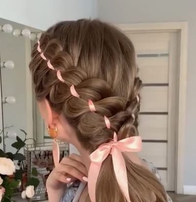 צמה בשילוב סרט ורוד