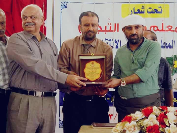 تقديراً وعرفاناً لجهوده العظيمة في دعم العملية التربوية والإنشطة الطلابية .. إدارة التربية والتعليم بالشيخ عثمان تكرم رئيس القيادة المحلية بانتقالي العاصمة عدن.