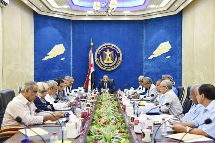 الرئيس الزُبيدي يترأس اجتماعاً لرؤساء القيادات المحلية للمجلس الانتقالي في المحافظات