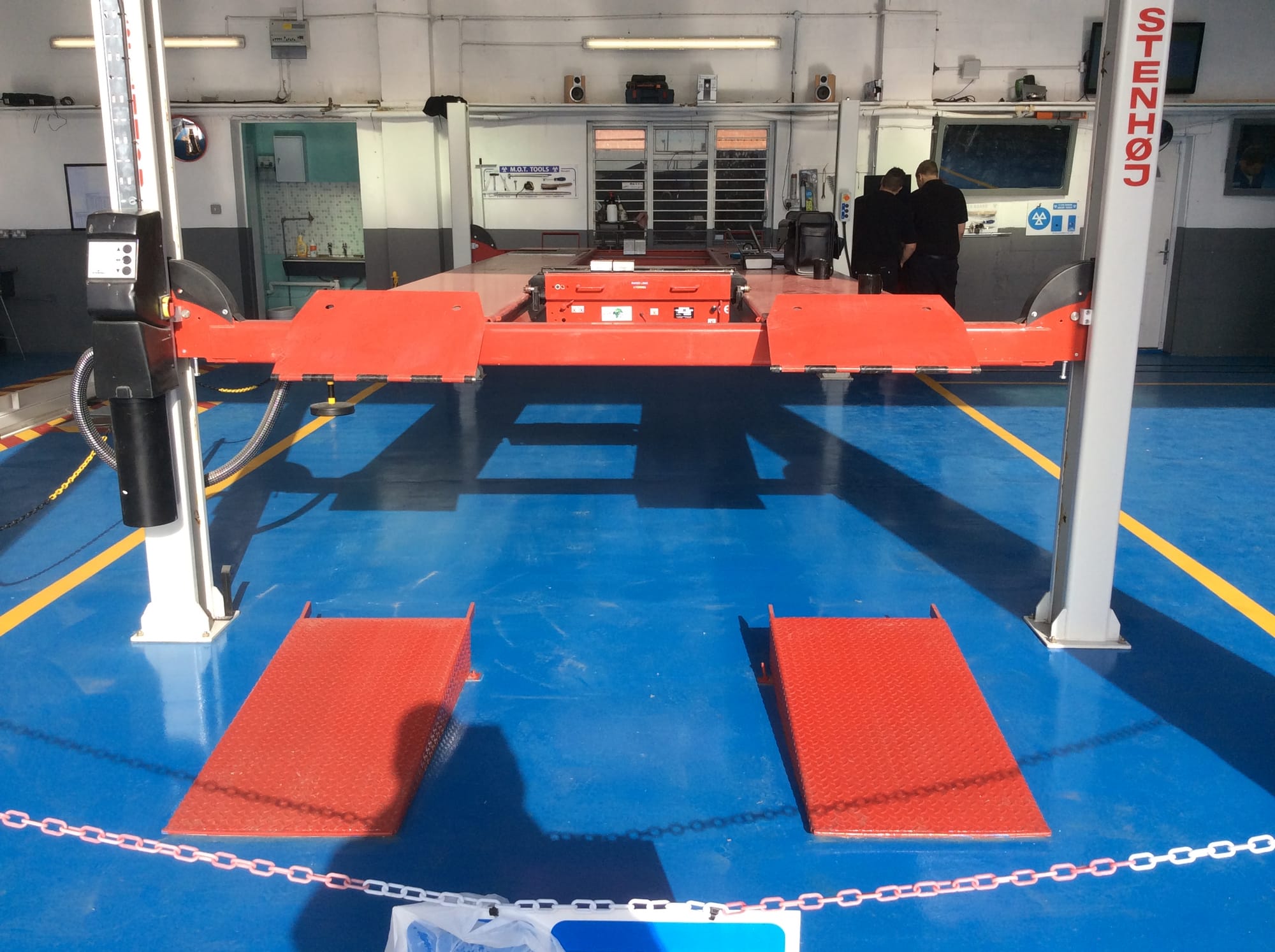 Note extra large lift 5200kgs capacity with 6000mm length platform.