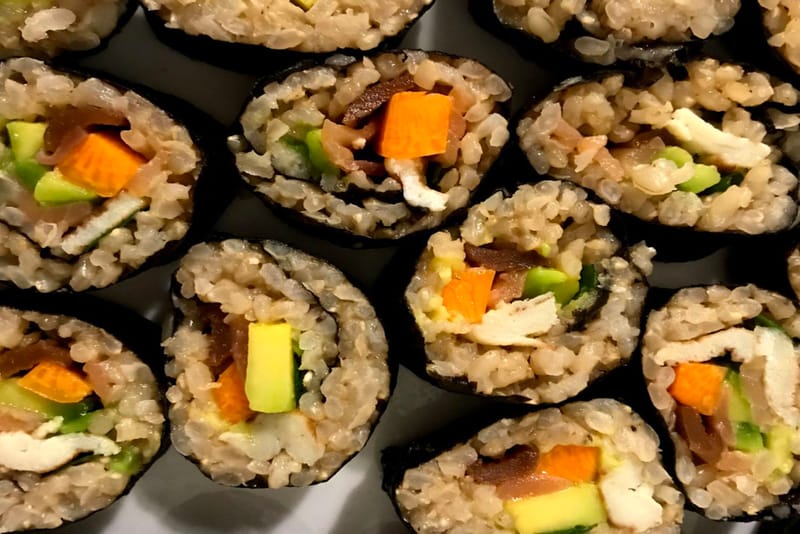 מגלגלים סושי