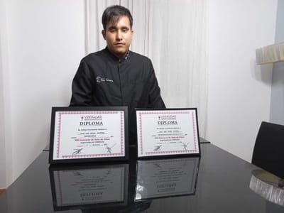 Juan Jose Rincón Guerrero, usuario de AFANIAD Vinaròs y como estudiante del CIPFP Benicarló, se proclamó vencedor del VIII Concurso de Cata de Vinos, entre escuelas de hostelería organizado por la Asociación VINDICAS
