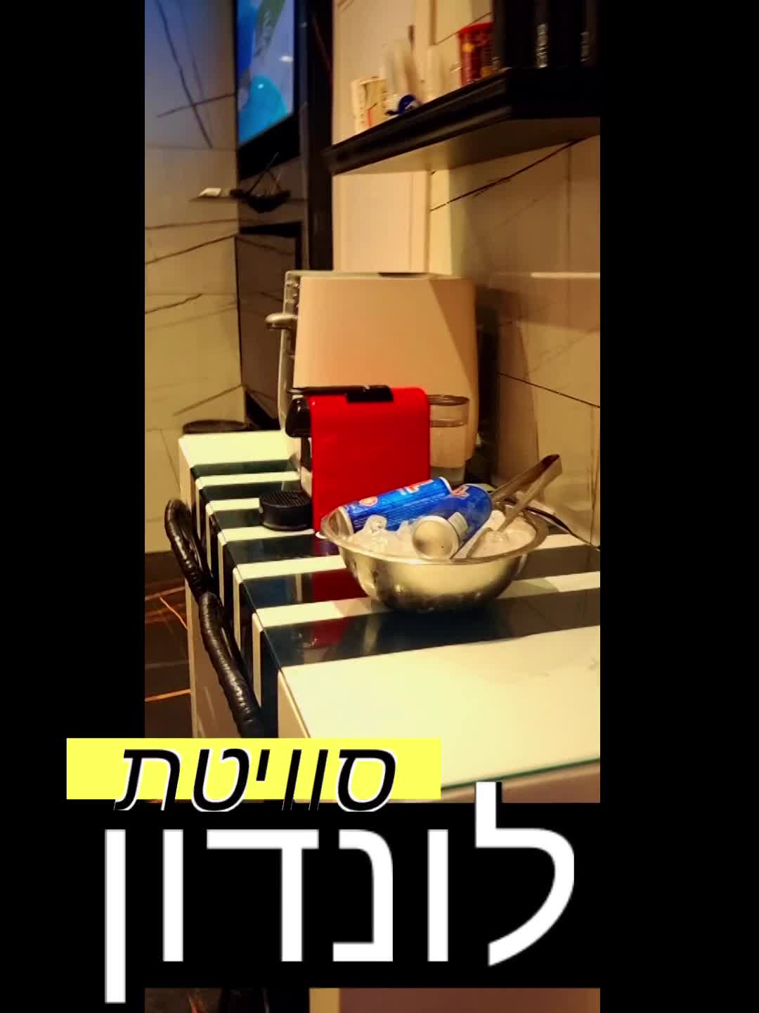 סטודיו מעוצב עם ג'קוזי מפנק ומרפסת.