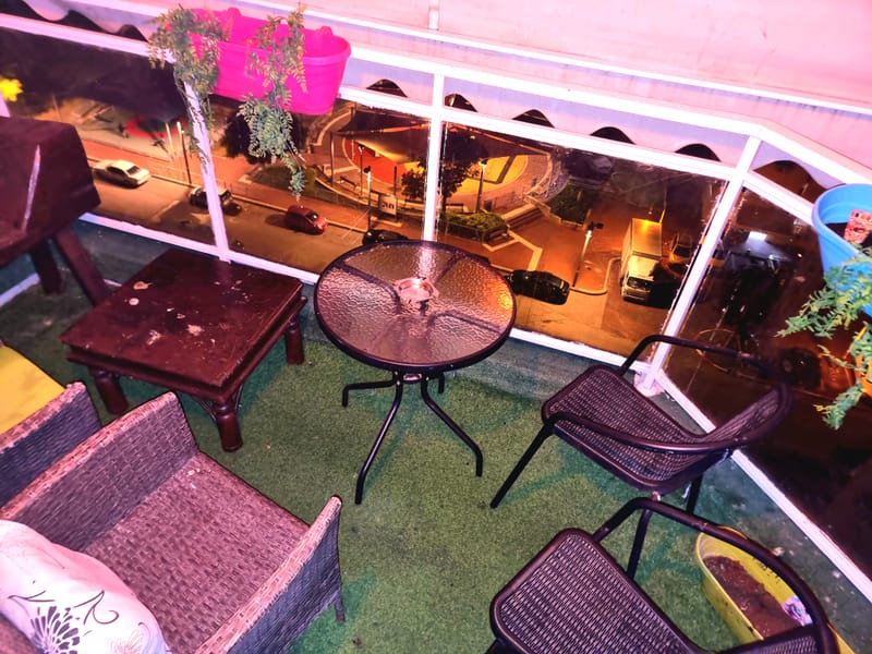 סטודיו מעוצב עם ג'קוזי מפנק ומרפסת.