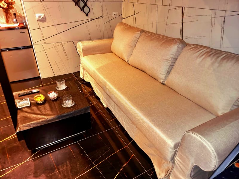 סטודיו מעוצב עם ג'קוזי מפנק ומרפסת.