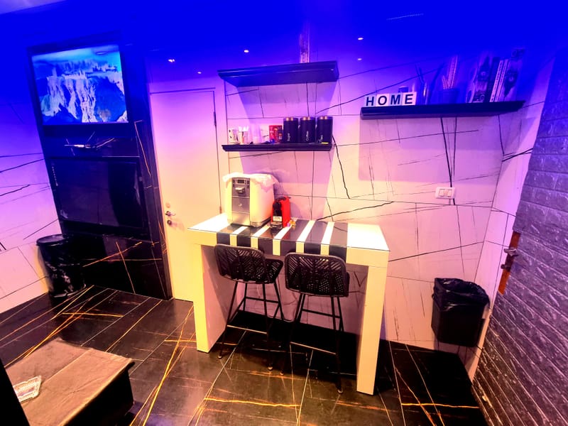 סטודיו מעוצב עם ג'קוזי מפנק ומרפסת.