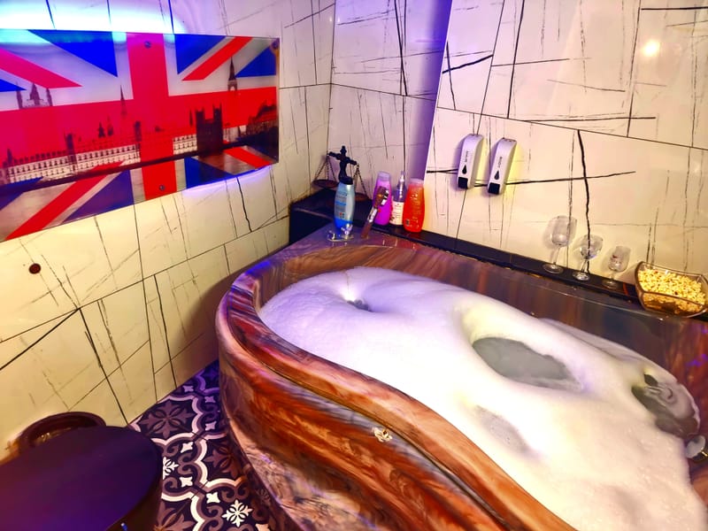 סטודיו מעוצב עם ג'קוזי מפנק ומרפסת.