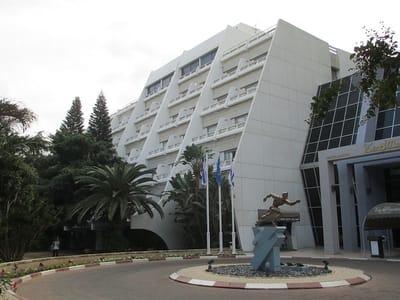 מי התארח בסוויטה הנשיאותית "במלון כפר מכביה" ?