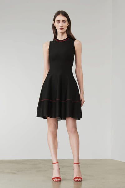 Виктория Бэкхем выпустила капсульную коллекцию платьев