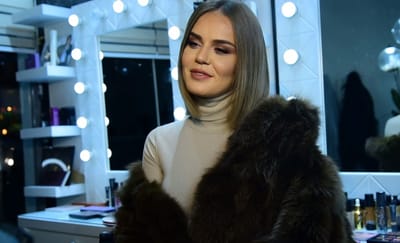 Mbase nuk e keni ditur por prezantuesja seksi shqiptare qenka shumë patriote (VIDEO)