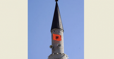 Xhamia në Preshevë dënohet për shkak të flamurit kombëtar