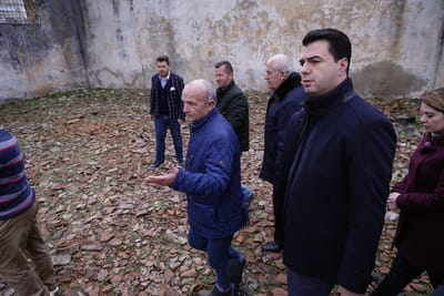 Basha në ish-kampin e internimit në Tepelenë: Ka ardhur koha që…