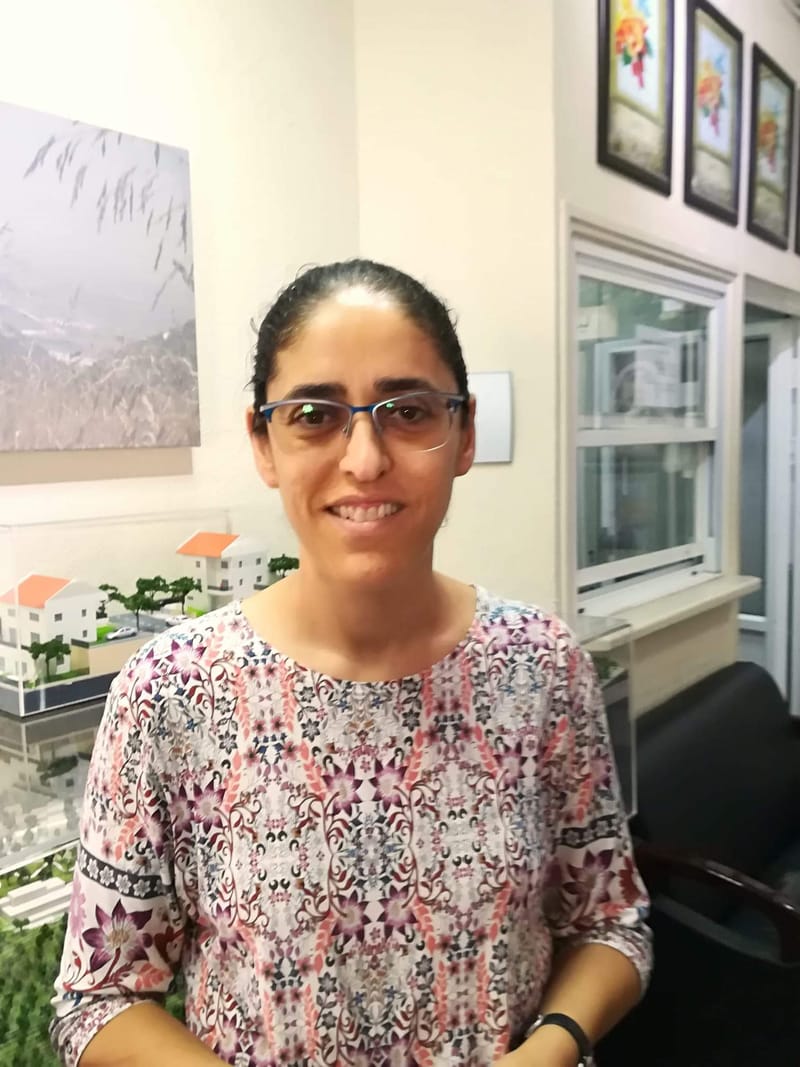 المربية هدى حسن صقر تفوز بالمناقصة لادارة المدرسة الاعدادية عسفيا ..