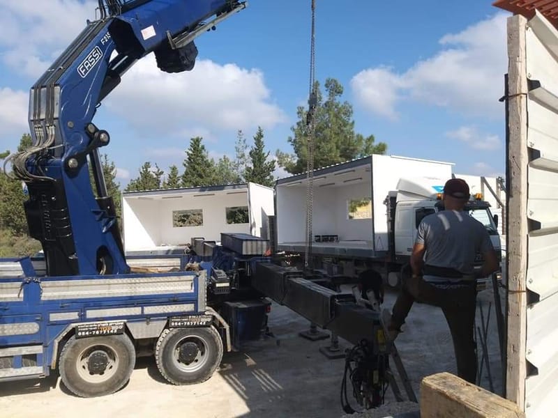 وصول الغرف المتنقله للمدرسه الابتدائية للإتصال والتصميم ج"