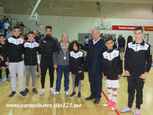 المجلس المحلي عسفيا يوزع بدلات رياضية للاعبي قسم الاولاد في فريق مكابي عسفيا .