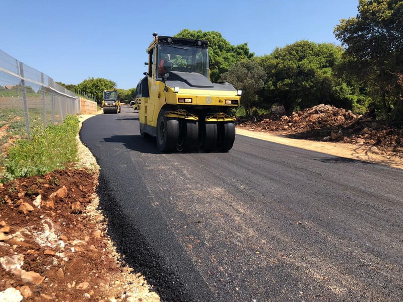 اهالي عسفيا يعبدون شارع زحلق المحرقة رغم الشكاوي ضد المشروع ، يا ترى من له مصلحة بمعارضة هذا المشروع ولماذا ؟؟