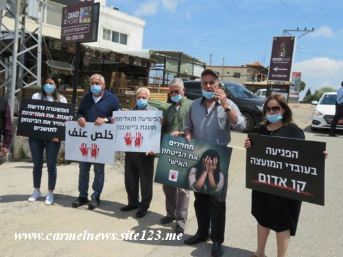 عمال مجلس عسفيا المحلي  ومضافة المنزول في وقفة احتجاجية امام نقطة الشرطة في الكرمل بسبب اعمال العنف الاخيرة