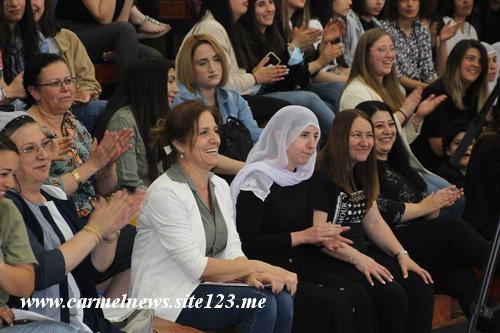 عسفيا توزع منح دراسية على الطلاب الجامعيين والاكادميين ...