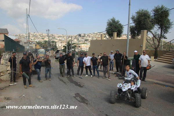 اهالي حارة زحلق يقومون بحملة تنظيف على طول الشارع الرئيسي للحارة ..