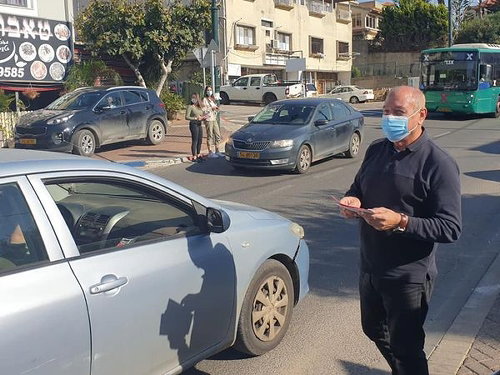 في اعقاب عودة عسفيا حمراء   رئيس المجلس المحلي يوزع مناشير توعية على سكان البلدة .