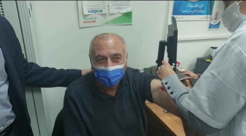 رئيس المجلس المحلي عسفيا بهيج منصور يتلقى التطعيم ضد فيروس الكورونا