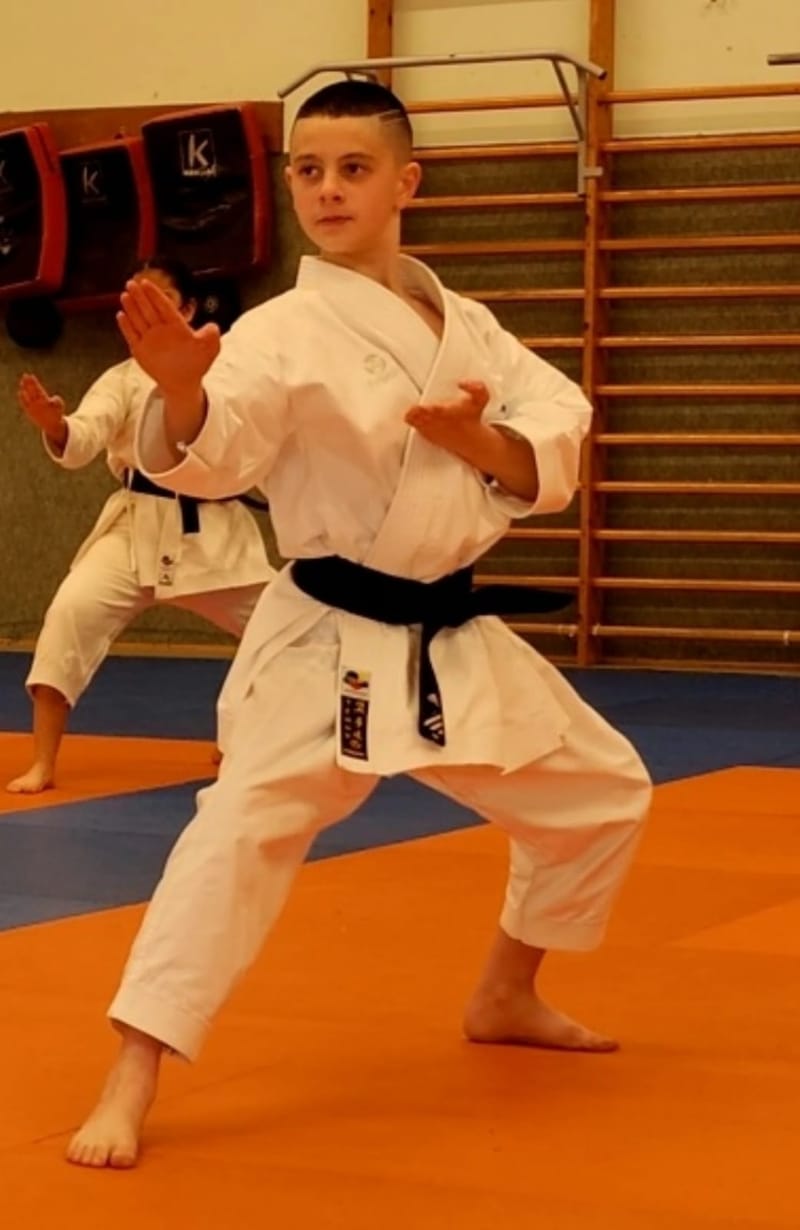 الشاب كرمل بركات منصور يجتاز اختبارات رابطة WKF وينضم الى منتخب اسرائيل للكراتيه ...