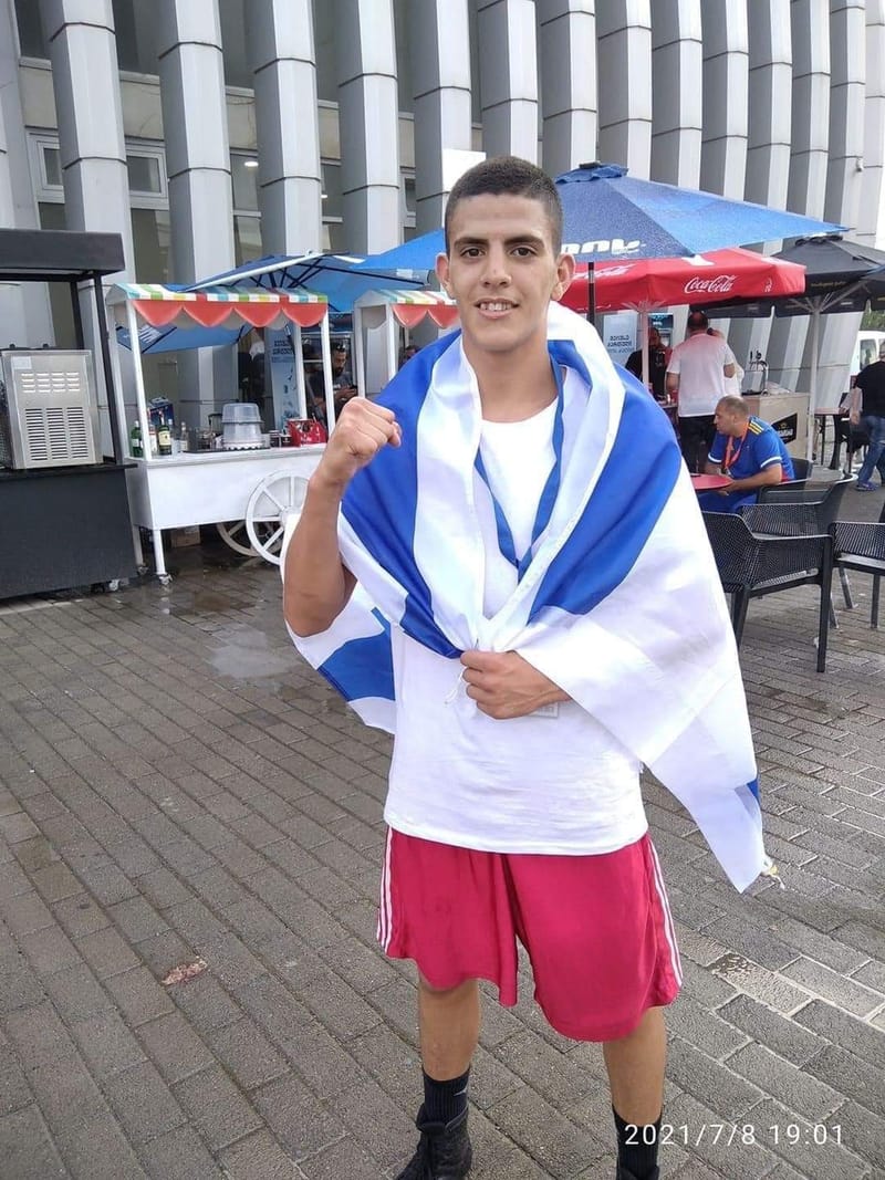 الملاكم ادهم فرج كيوف يتألق في بطولة اوروبا ويصل الى دور النصف نهائي