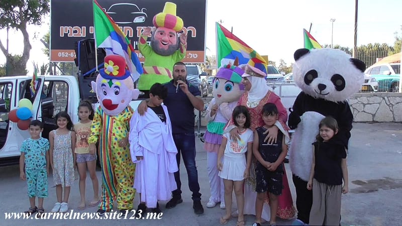 سيارة الفرح تجوب شوارع عسفيا على انغام الاغاني والاهازيج احتفالا بحلول عيد الاضحى المبارك .