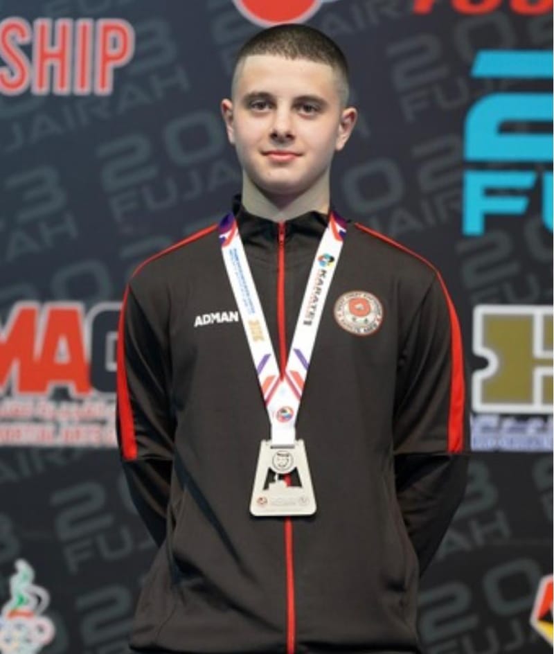 الشاب كرمل بركات منصور يعود من بطولة العالم في الكراتيه بالميدالية الفضية ..