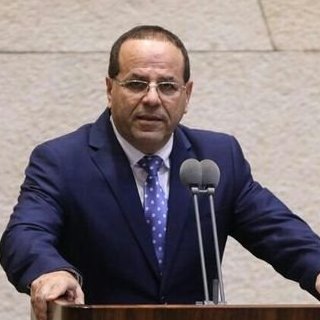 الوزير ايوب قرا من على حساب التويتر يصرح انه مستمر