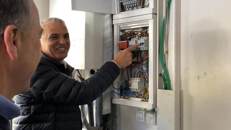 وزير المالية يزور حارتي الونسا وسكعب في دالية الكرمل ويشرف على ربط البيوت بالكهرباء ويؤكد