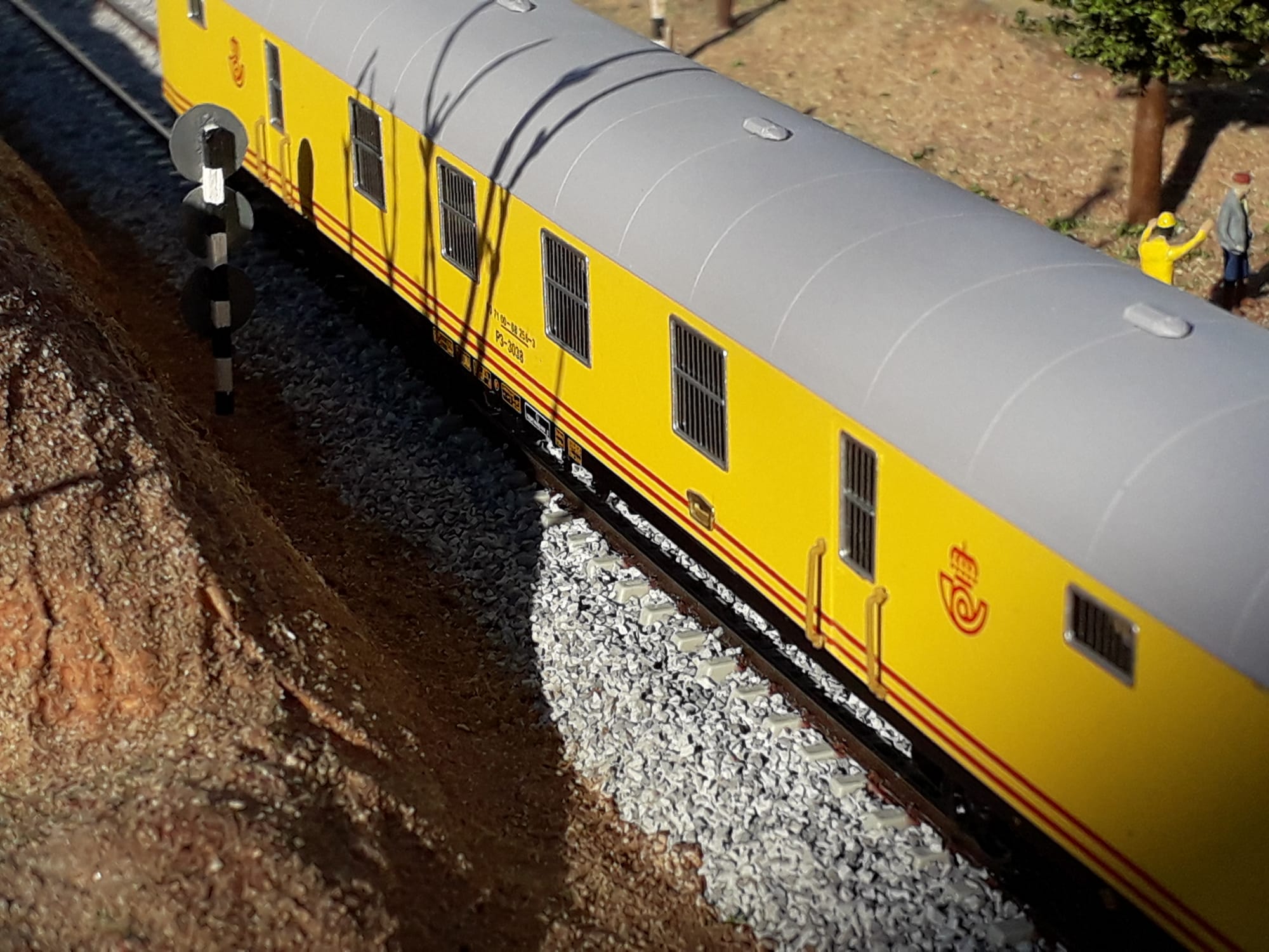 Exposición trenes y vehículos de Correos y Paquexpres Renfe en miniatura