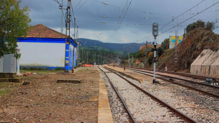 Doce horas cortada la Línea Alcázar de San Juan-Jaén-Cádiz por la avería de una locomotora de un operador privado