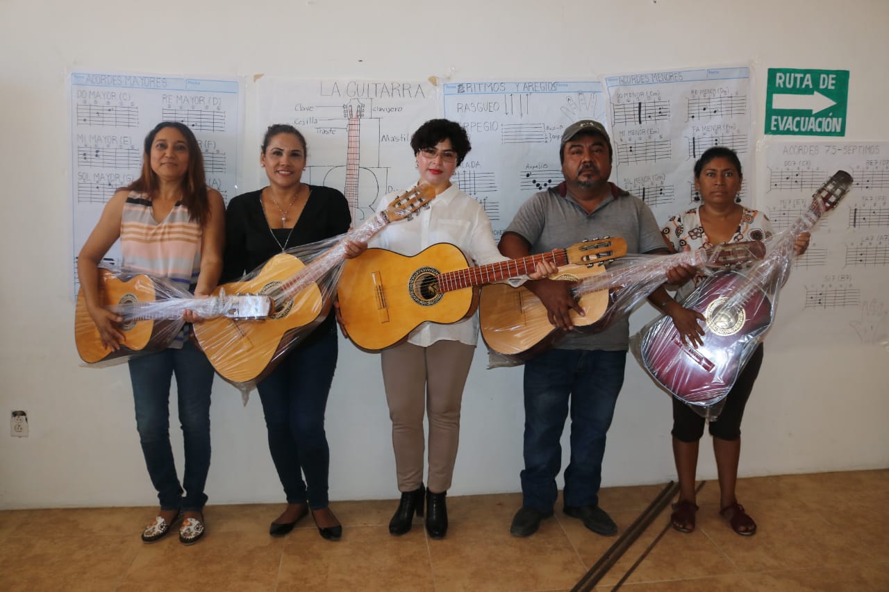 Anita Sánchez Castro hace entrega de guitarras, con el objetivo de motivar a los jóvenes a través de la música para desincertarlos de las adicciones