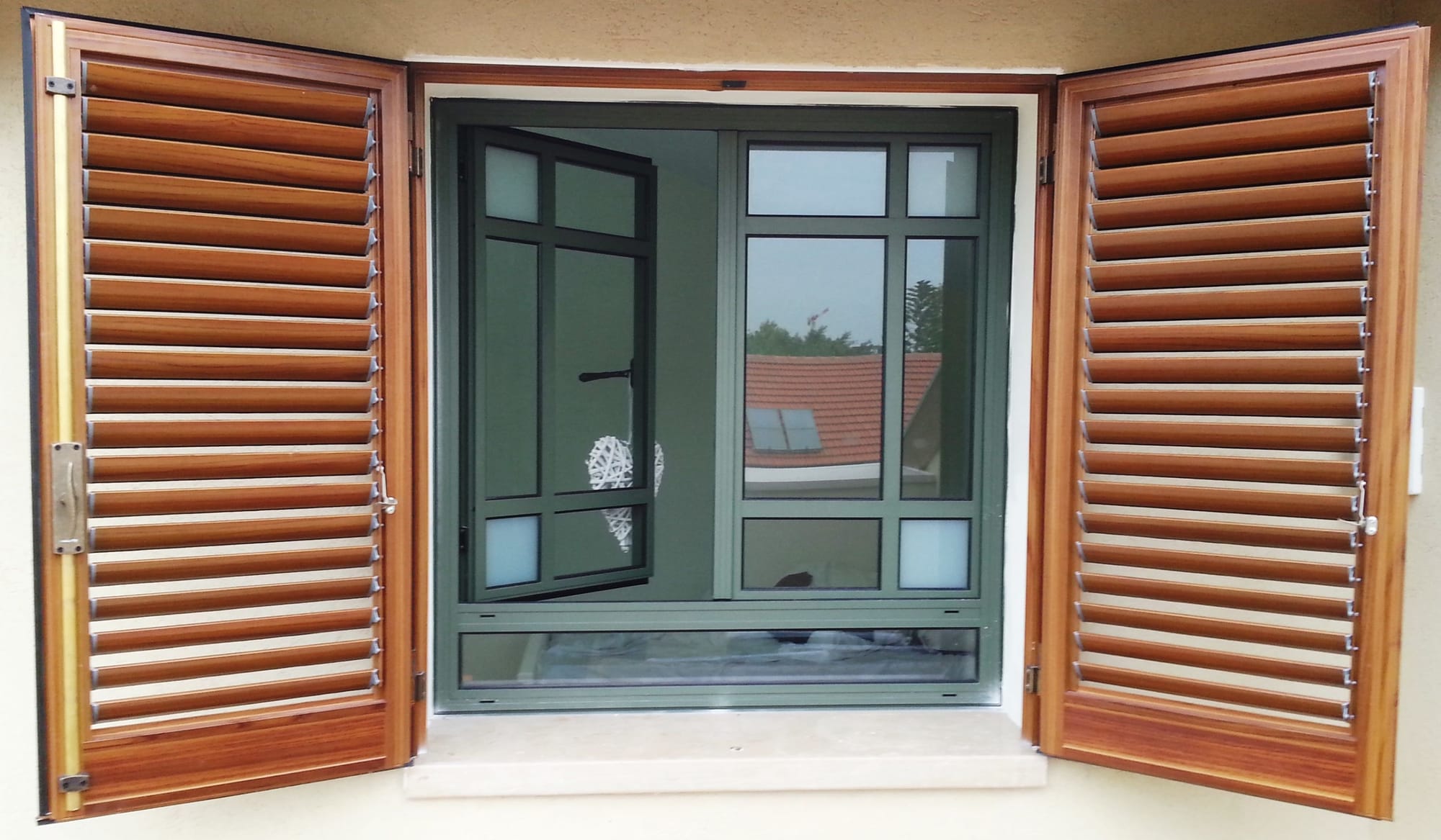 תריס דמוי עץ