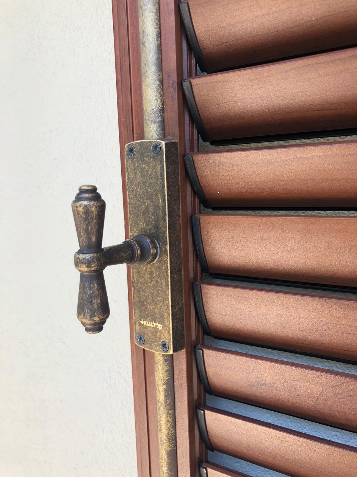 תריס דמוי עץ